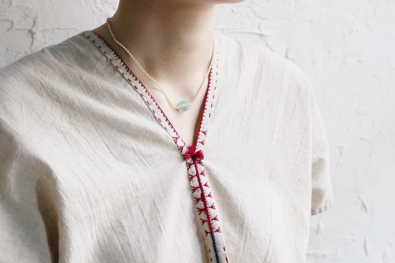 OMAKE V领傈僳族领口滚边缝线米色上衣（深红） - 女装上衣 - 棉．麻 卡其色