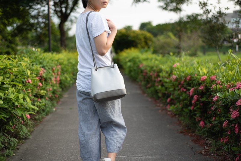 好质感拼色水桶包 手提侧背两用 浅灰x深灰 - 侧背包/斜挎包 - 人造皮革 灰色