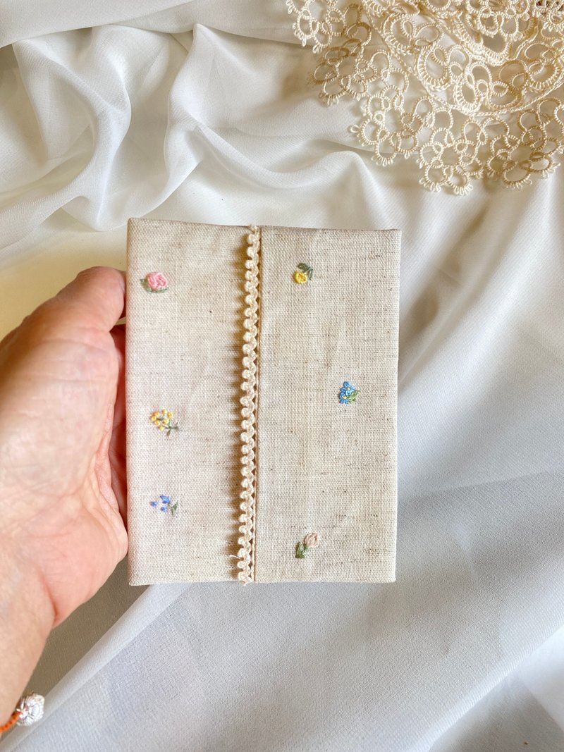 【芳小姐手作】刺绣小物 随身面纸小包 谢师礼物 礼物 - 其他 - 棉．麻 多色