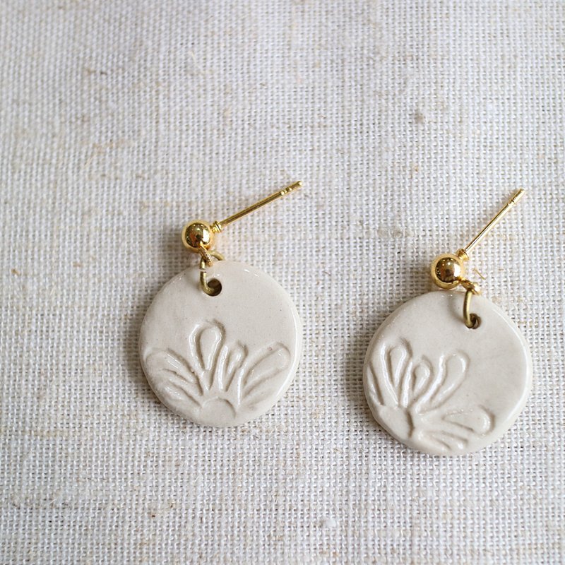 white flower earring - 耳环/耳夹 - 陶 白色