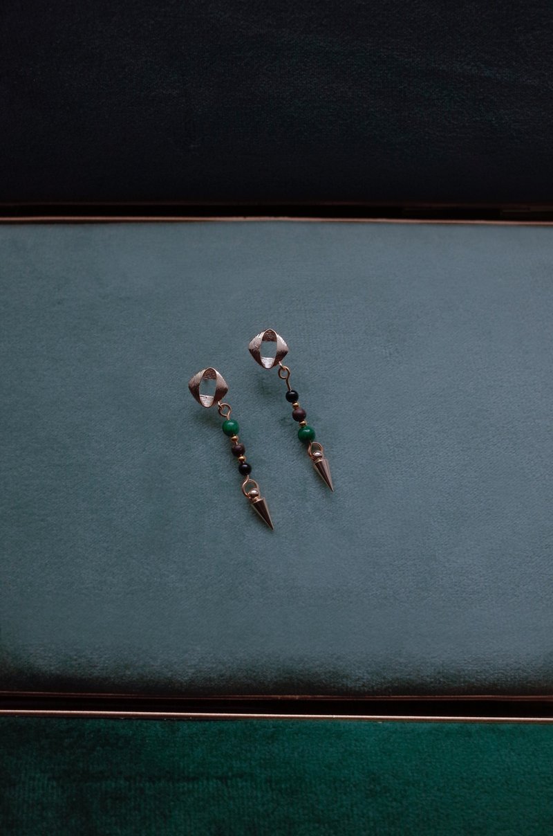 5:AM 古着感 14K包金 天然石不对称扭结耳环 - 耳环/耳夹 - 其他金属 绿色