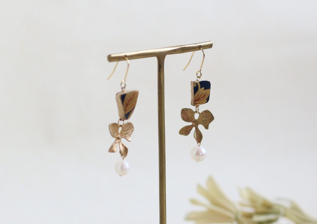 Made-to-order Imari pottery piece Kintsugi pierced Clip-On / navy gold leaf pottery piece, gold swing parts - 耳环/耳夹 - 陶 蓝色