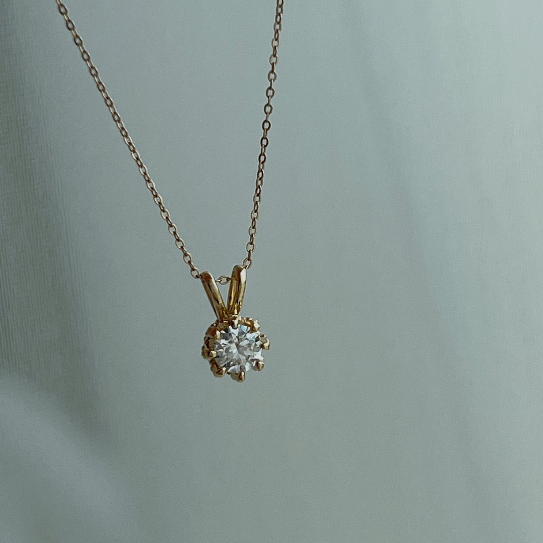 拈翠-经典不败款-9K金30分莫桑钻锁骨坠 - 项链 - 钻石 金色