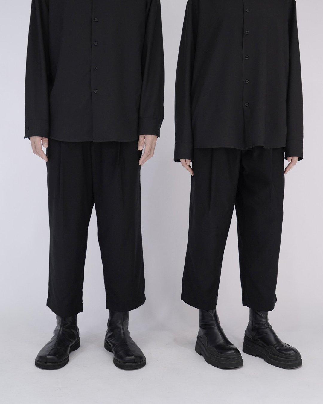 MUKK DESIGN 硬挺双打褶西装裤 - 中性裤装 - 聚酯纤维 黑色