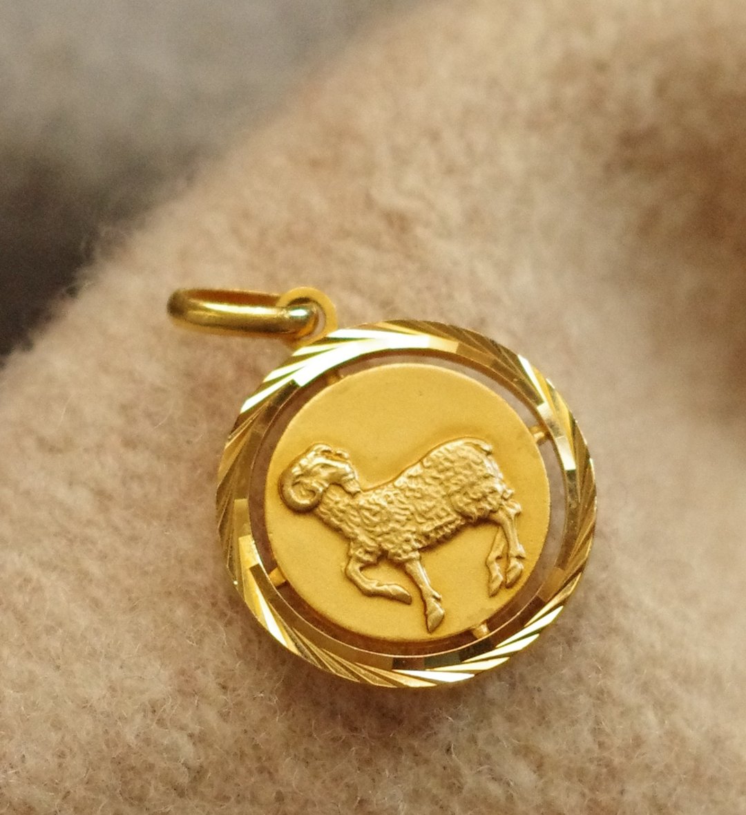古董金色雕刻牡羊动物星座圆形坠子 项链CH264 - 项链 - 其他金属 金色