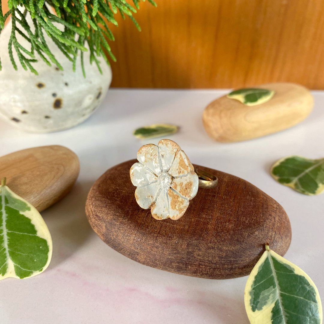 花朵戒指 (no. 35) / 陶瓷戒指 / 手工制作 - 戒指 - 陶 白色