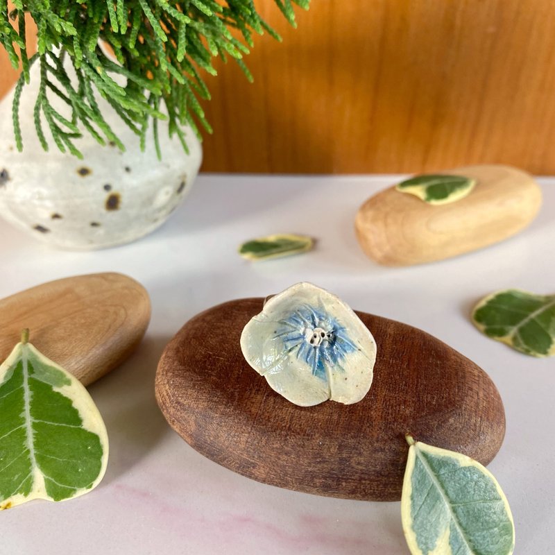 花朵戒指 (No. 37) / 陶瓷戒指 / 手工制作 - 戒指 - 陶 白色