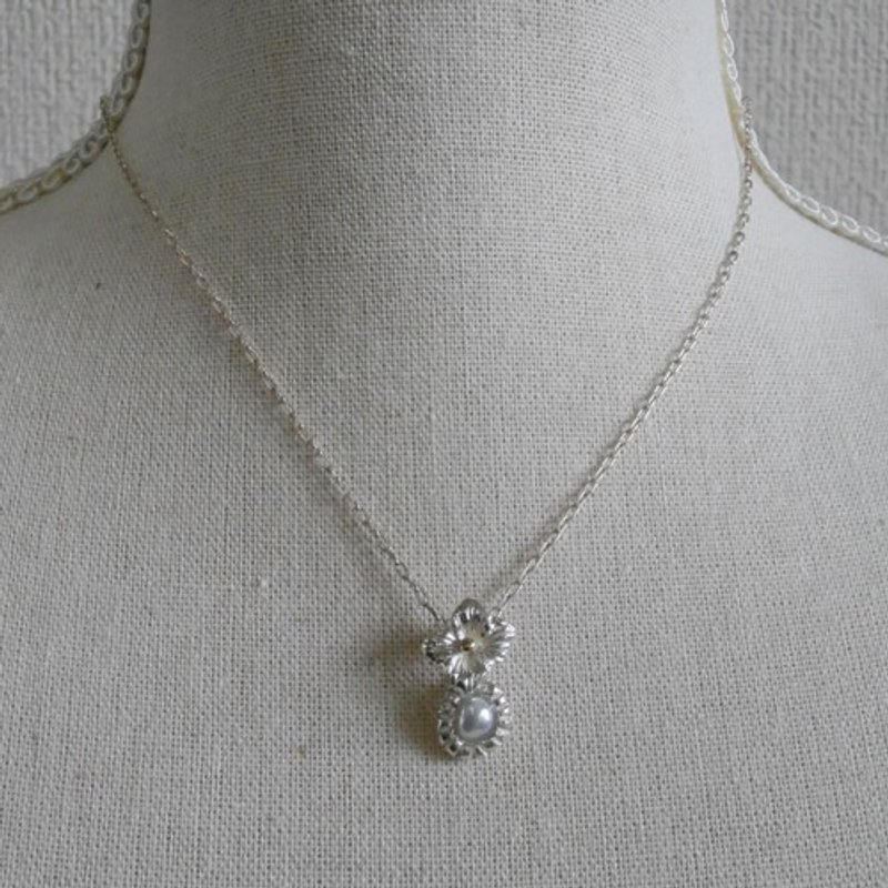Hydrangea and pearl necklace - 项链 - 其他金属 