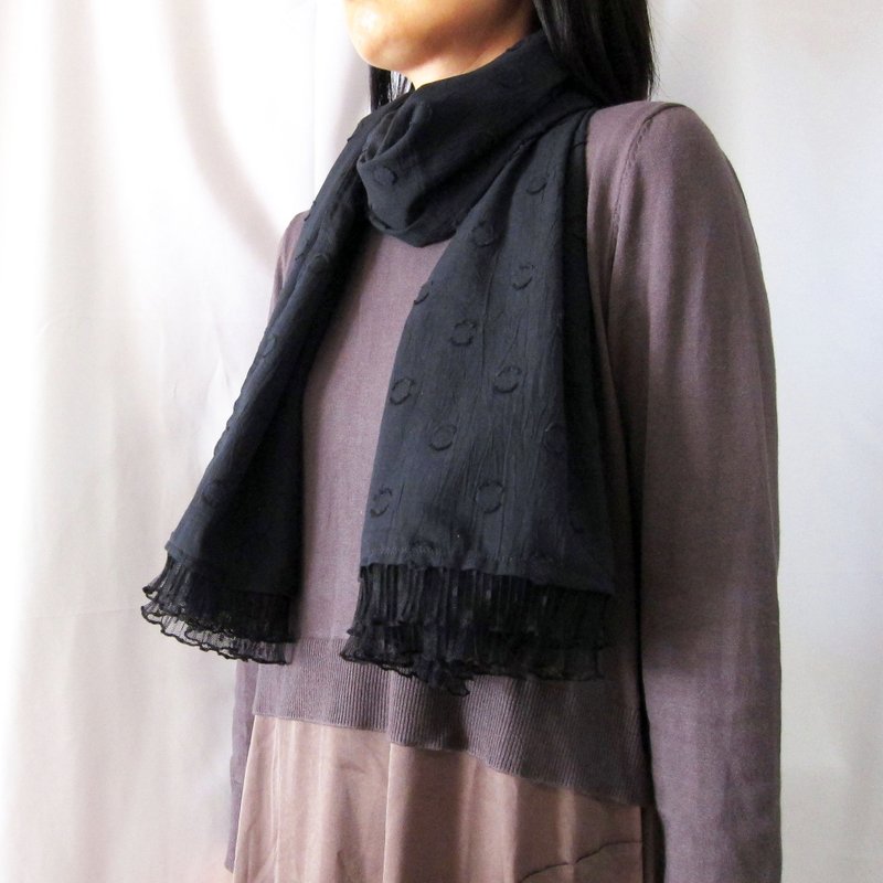 荷叶边蕾丝下摆 立体圆点缇花水洗加工披肩 黑色 - 围巾/披肩 - 棉．麻 黑色