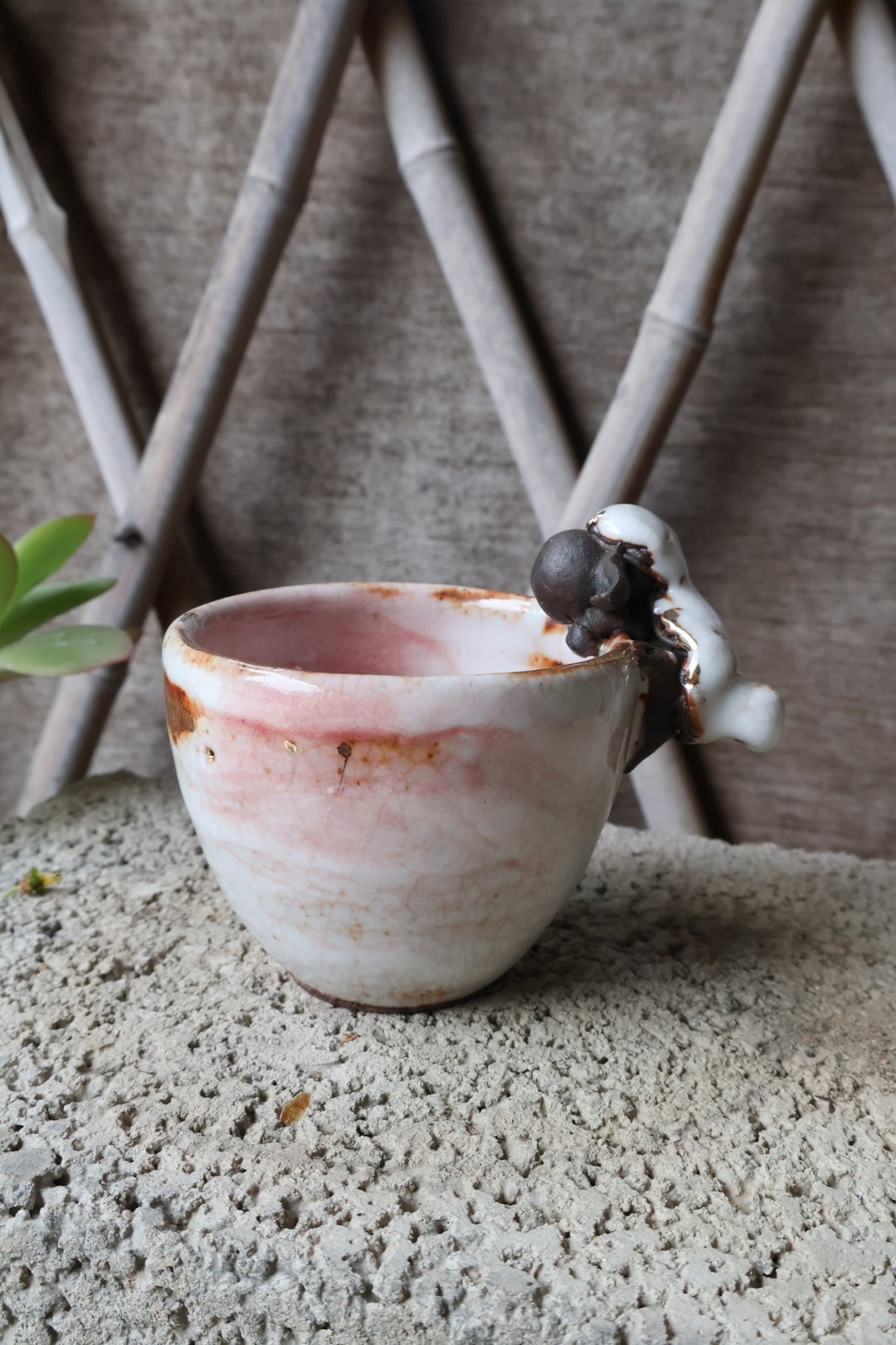 粉志野手握杯-疗愈羊咩咩款-容量约150cc - 茶具/茶杯 - 陶 