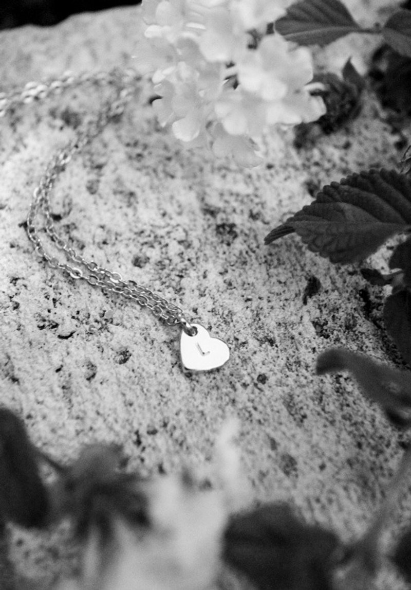 【定制化】::情人节::迷你爱心姓名缩写幸运项链-银色（心心相印：正反各打印1个英文字母）母亲节.生日礼物 - 项链 - 其他金属 灰色