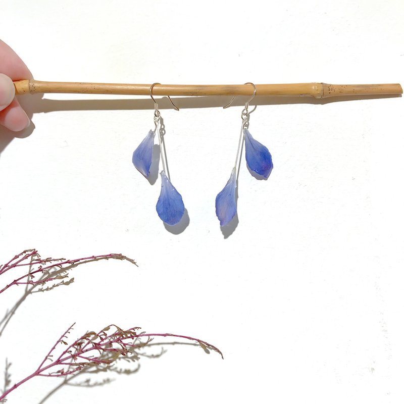 真花饰品。. * 双瓣飞燕草耳环。. * 以回收花自家制作 可转夹式 - 耳环/耳夹 - 植物．花 蓝色