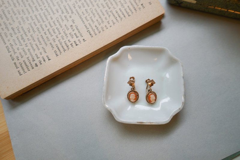 1960s美国古董品牌Van dell粉橘色古典浮雕12K包金垂挂耳栓式耳环 - 耳环/耳夹 - 其他金属 