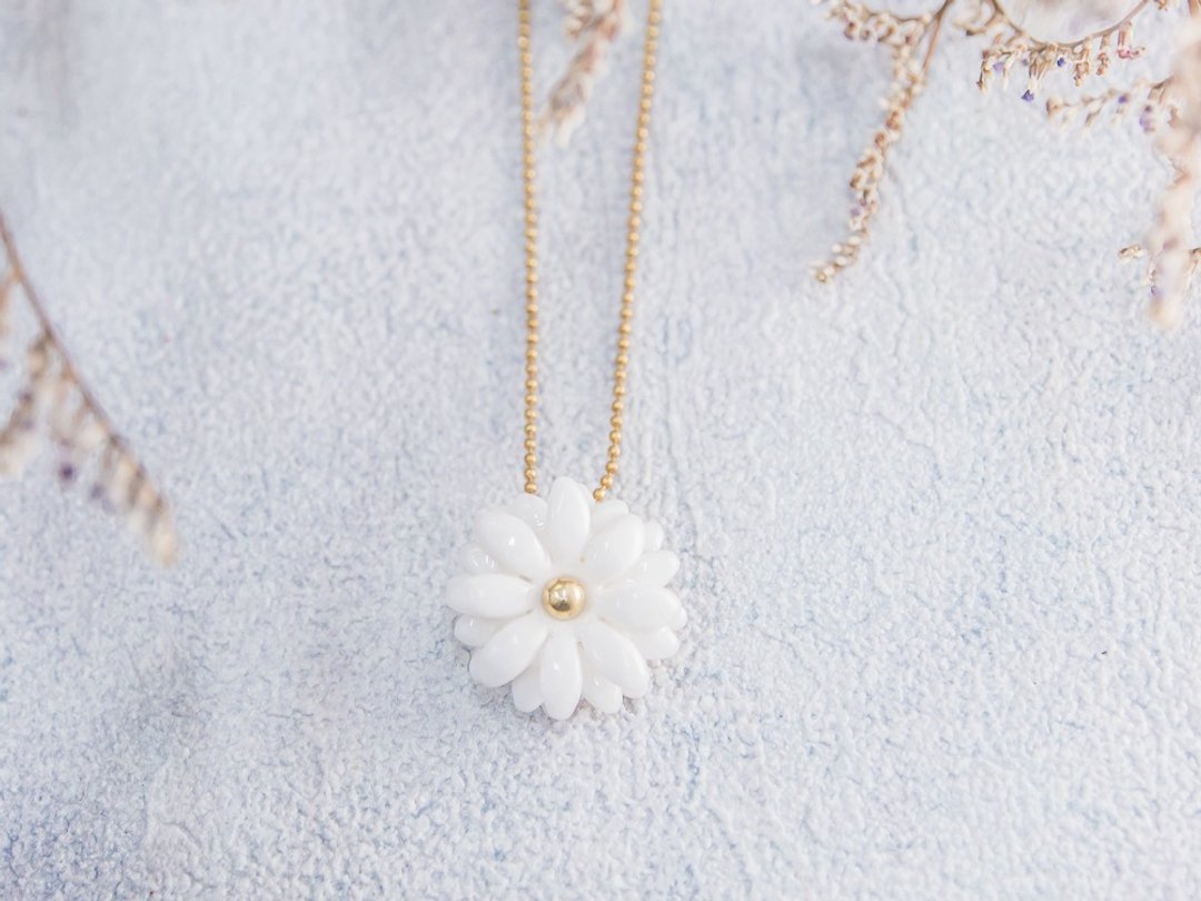 Daisy ~ white porcelain flower pendant ~ size S - 项链 - 陶 白色