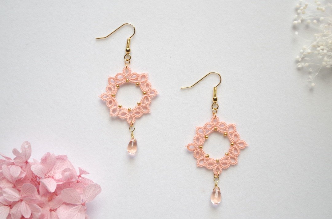 Tatting lace framing earrings, cherry blossom - 耳环/耳夹 - 棉．麻 粉红色