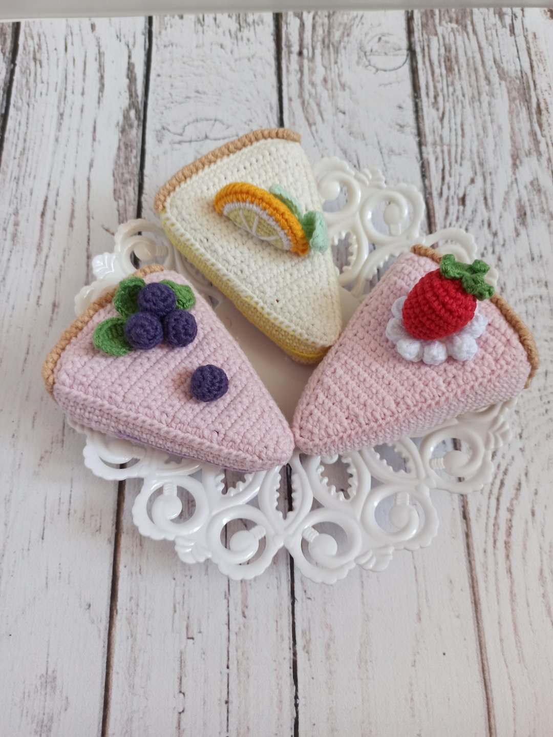 pretend to play, crochet toy food ,slice of strawberry cake - 玩具/玩偶 - 棉 多色