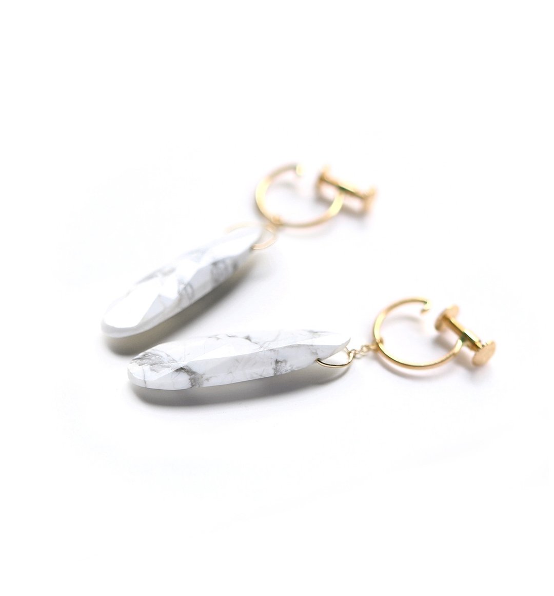 单颗ハウライト (Howlite) (长水滴形) K10耳环 ~ESPOIR~ - 耳环/耳夹 - 宝石 白色