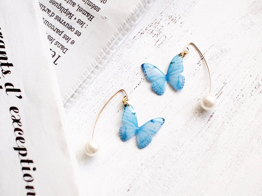 Light Blue Butterfly Earrings With Pearl, Dainty 14k Gold Fill / Deformed hook - 耳环/耳夹 - 其他材质 蓝色