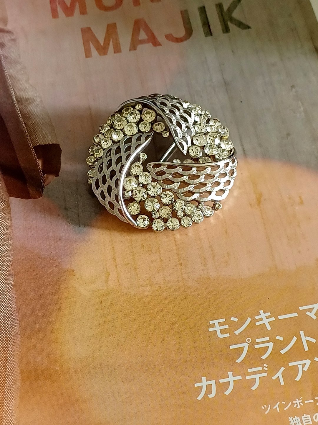 vintage jewelry Trifari 银色水钻圆丝带花环胸针 - 胸针 - 其他金属 