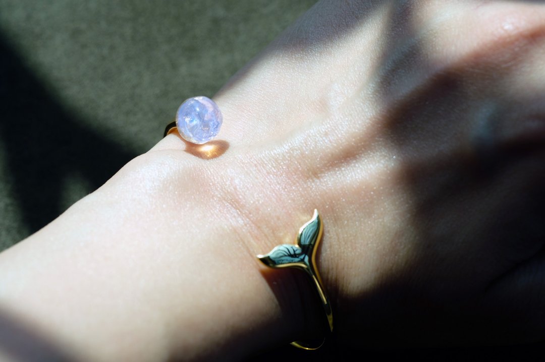 Crystal Bay Whale Tail Bangle  鲸尾晶凝手环 - 手链/手环 - 玻璃 多色