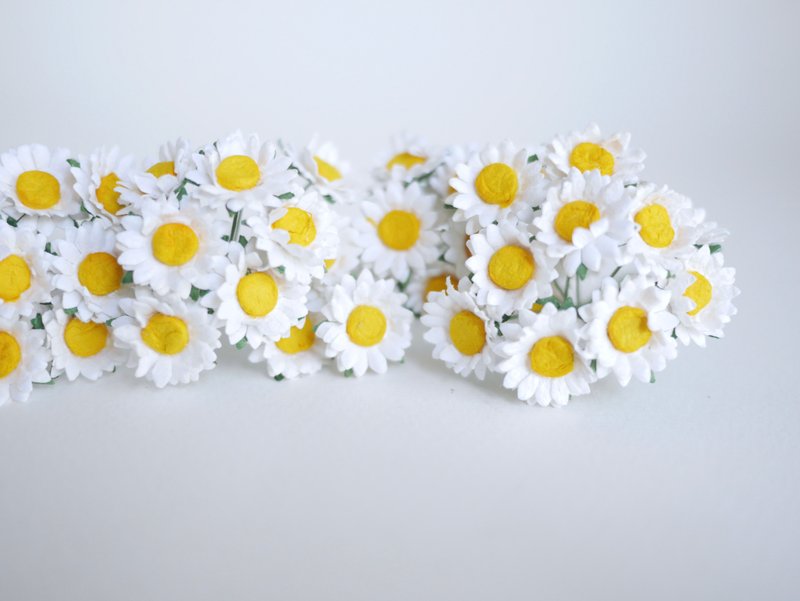 Paper Flower, 100 pieces DIY small daisy flower size 1.5 cm., white color - 其他 - 纸 白色