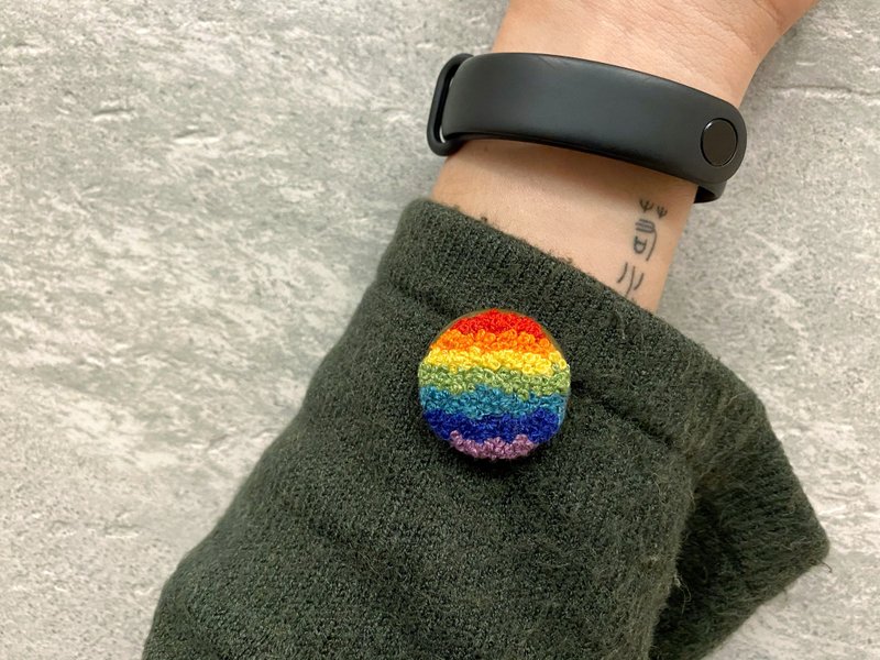 颗粒彩虹胸针 彩虹别针 刺绣别针 蝴蝶扣别针 定制化刺绣 晴好物 - 胸针 - 棉．麻 多色