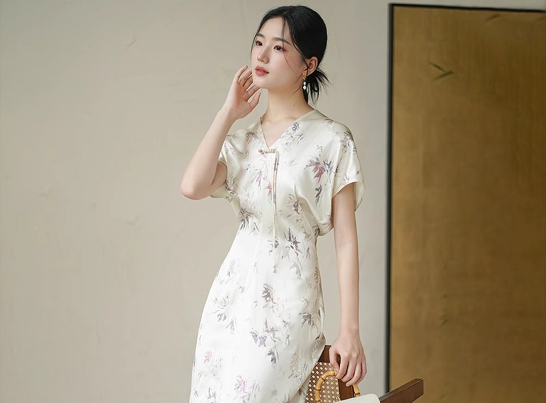 以竹 新中式复古中國風 醋酸V领连肩缎面长裙 - 洋装/连衣裙 - 其他材质 白色