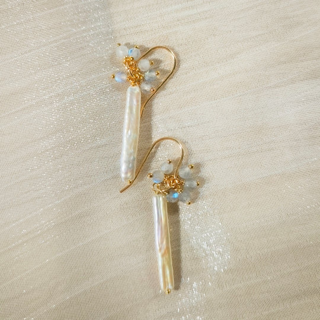 天然长条形巴洛克珍珠与灰拉长石耳环 4Kgf 包金耳勾耳环 - 耳环/耳夹 - 珍珠 白色