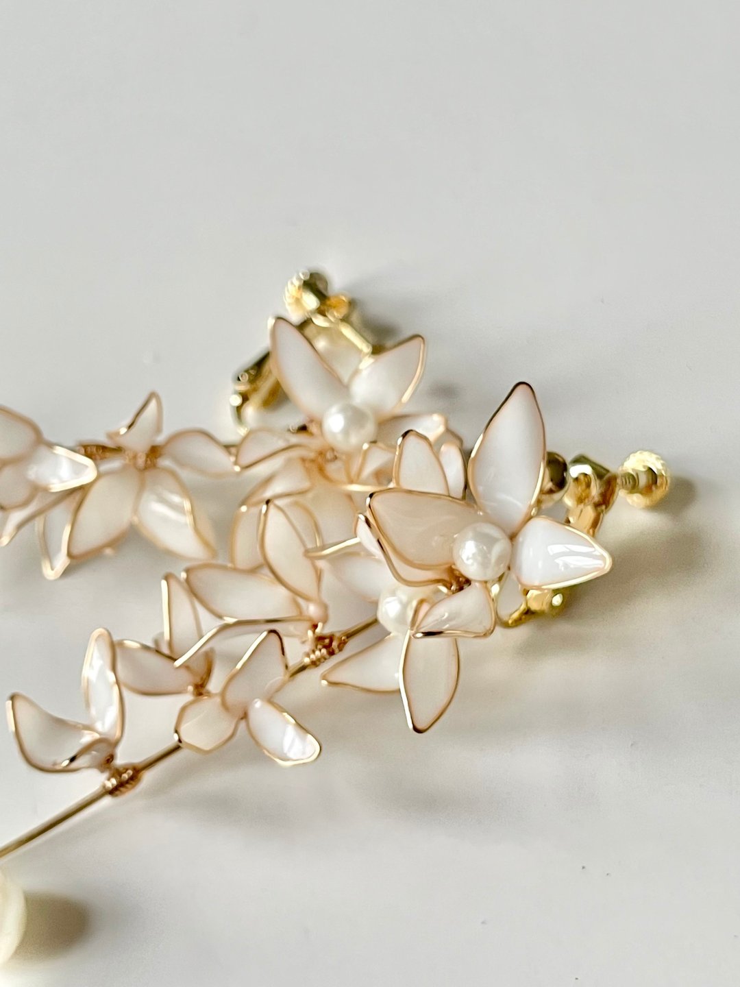 Made in UK - Le Fleur Blanche 繁花。耳夹 - 耳环/耳夹 - 树脂 白色