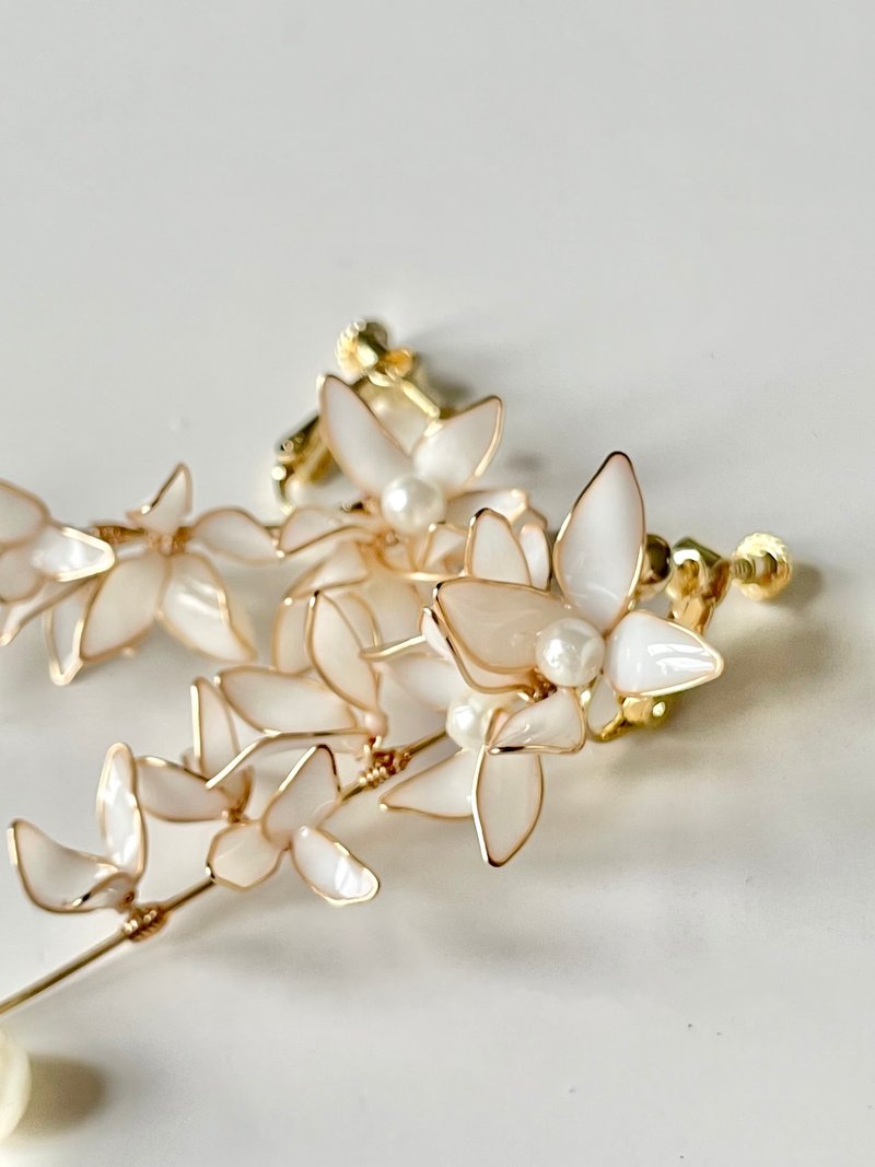 Made in UK - Le Fleur Blanche 繁花。耳夹 - 耳环/耳夹 - 树脂 白色