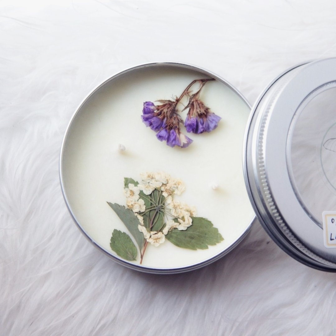 白花园／白与紫 花艺香氛实验所／干燥花指缘油大豆蜡烛／桂花、普罗旺斯薰衣草、玫瑰（花调香氛） - 蜡烛/烛台 - 蜡 紫色