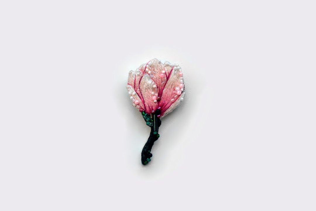 Magnolia flower bead brooch - 徽章/别针 - 绣线 粉红色
