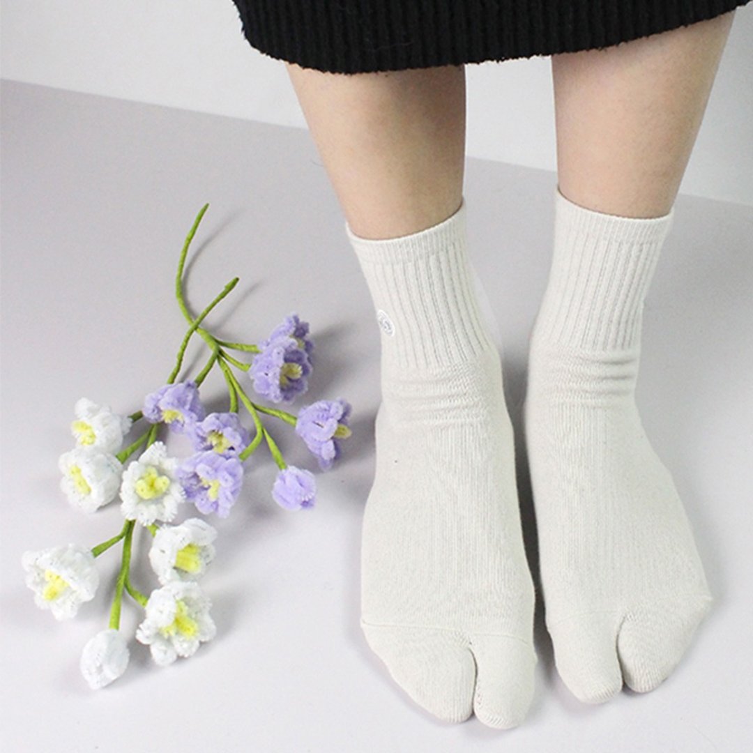 【FOOTER】刺绣分趾中筒袜 (女袜-F01M) - 袜子 - 棉 多色