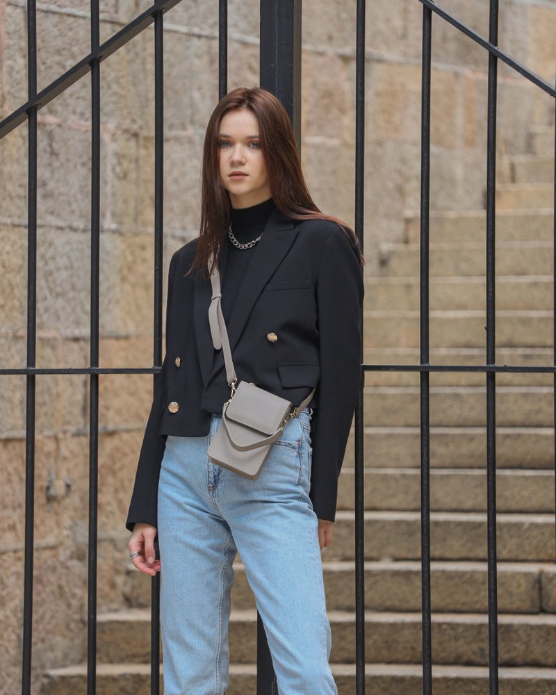 【定制化礼物】ANORAK 十字压纹牛皮 Lia手机袋 灰色 - 侧背包/斜挎包 - 真皮 灰色