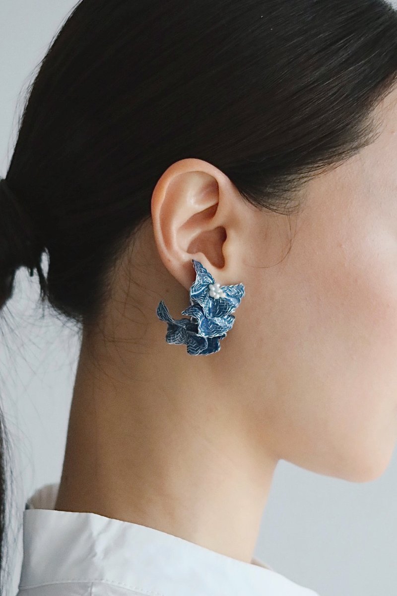 2023蓝裙摆耳环/耳夹可 夹式耳环 生日礼物 新娘饰品 约会耳环 - 耳环/耳夹 - 树脂 蓝色