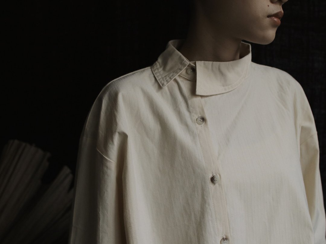 川 衣 WEAR BEING 斜边排扣衬衫 米白 - 女装衬衫 - 棉 白色
