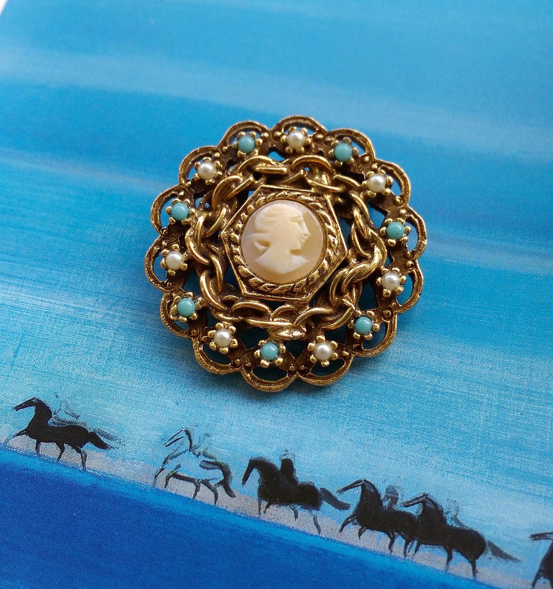 西洋古董饰品。Goldette  Cameo 优雅气质 别针 - 徽章/别针 - 其他金属 金色