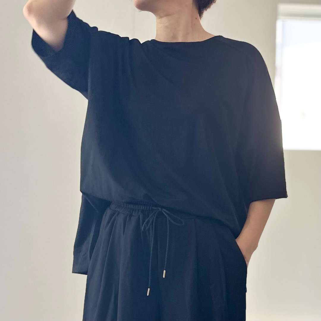 【接触凉感】侧边开衩 宽松版型 短袖套头衫 5色可选【黑色】2025年设计更新 - 女装 T 恤 - 尼龙 黑色