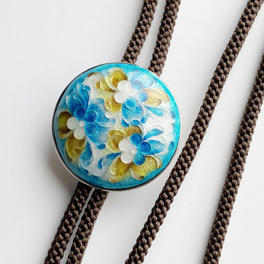 Arabesque cloisonne loop tie [Asagi Pale Green] Pure silver-clad wired cloisonne bolotie with silk string - 领带/领带夹 - 其他材质 蓝色