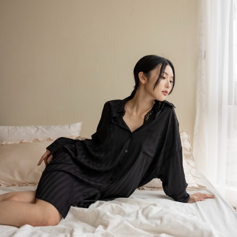 Shadow Stripe 缎面条纹压花男友风长版衬衫-神秘黑 - 女装衬衫 - 其他材质 黑色