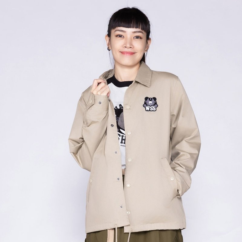 【森林动物系列】黑熊布章绣教练外套(男女适用) - 男装外套 - 聚酯纤维 卡其色