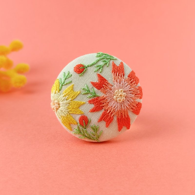 黄花波斯菊刺绣胸针或刺绣发圈 - 胸针 - 棉．麻 橘色
