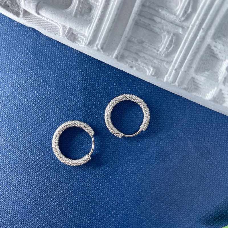 ::蛇年::饰品 耳扣 纯银 (可维修店家) - 耳环/耳夹 - 纯银 银色