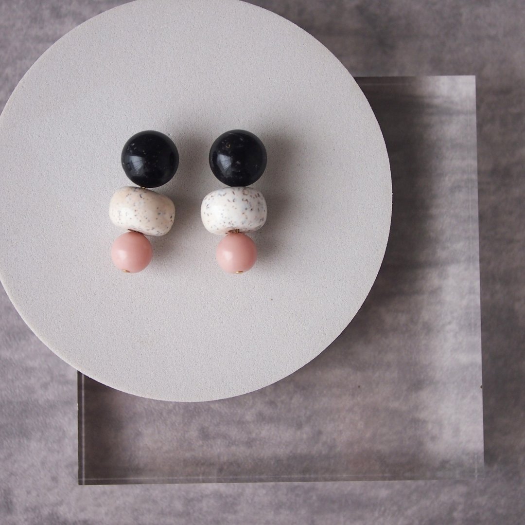 tsumiki earrings - 耳环/耳夹 - 压克力 粉红色