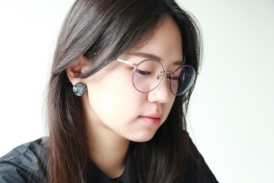 月亮戴着走 黑色月球耳环 // SUMOMO moon 系列饰品 // - 耳环/耳夹 - 树脂 黑色