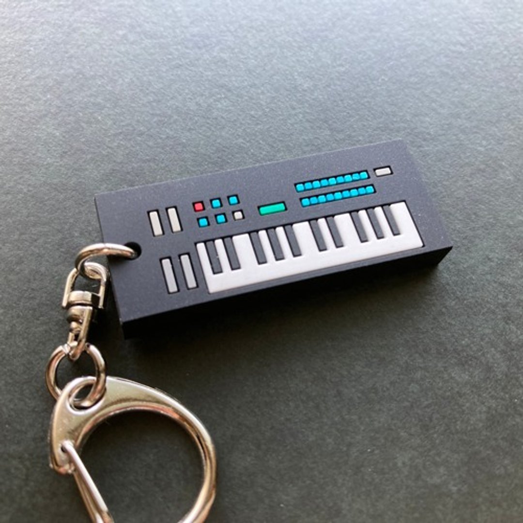 [Keychain] Synth Rubber Keychain 01 FM SYNTHESIZER - 吊饰 - 其他材质 黑色