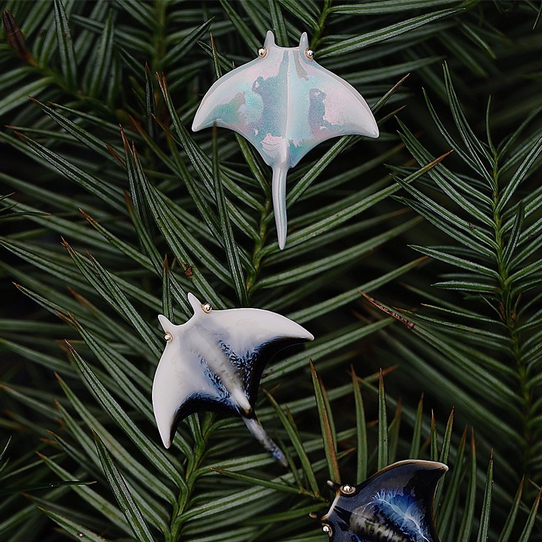 【魔鬼鱼Manta】个性小众文艺海洋陶瓷大衣胸针礼物 - 胸针 - 瓷 多色