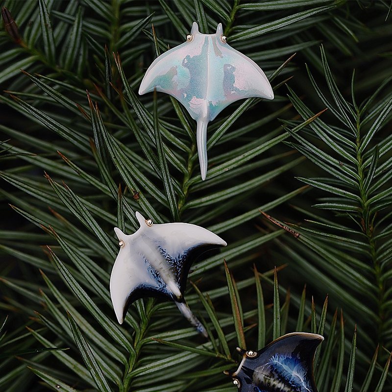 【魔鬼鱼Manta】个性小众文艺海洋陶瓷大衣胸针礼物 - 胸针 - 瓷 多色
