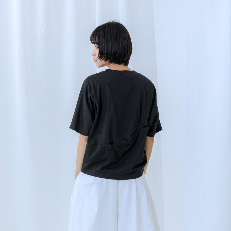 背后半月小镂空T恤 - 女装 T 恤 - 棉．麻 黑色