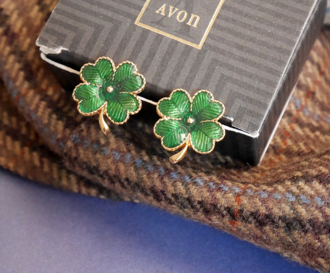 老又好古董珠宝 金色绿珐琅幸运草针式耳环 AVON 1992年 P563 - 耳环/耳夹 - 其他金属 金色